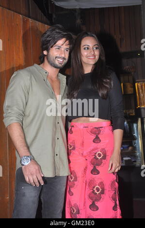 Sonakshi Sinha galt mit ihrem Co-Schauspieler und Freund Shahid Kapoor auf der Wrap Party feiern Stockfoto