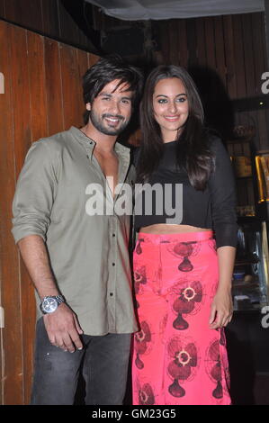 Sonakshi Sinha galt mit ihrem Co-Schauspieler und Freund Shahid Kapoor auf der Wrap Party feiern Stockfoto