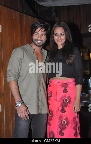 Sonakshi Sinha galt mit ihrem Co-Schauspieler und Freund Shahid Kapoor auf der Wrap Party feiern Stockfoto