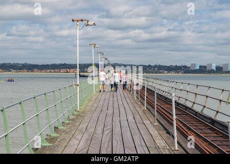 Das historische Hythe Pier und Bahnhof in der Nähe von Southampton, Hampshire. Stockfoto