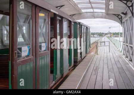 Das historische Hythe Pier und Bahnhof in der Nähe von Southampton, Hampshire. Stockfoto