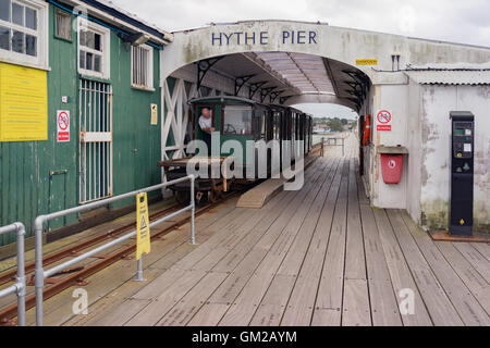 Das historische Hythe Pier und Bahnhof in der Nähe von Southampton, Hampshire. Stockfoto