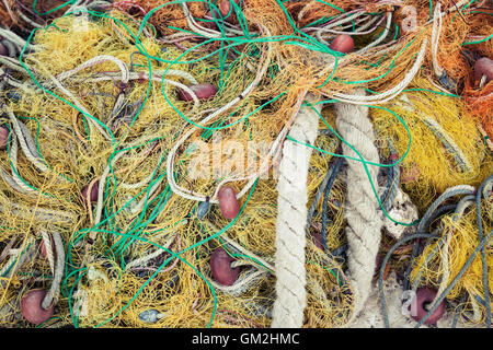 Bunte Fischernetz trocknen am Pier in Griechenland, Foto Hintergrund Stockfoto