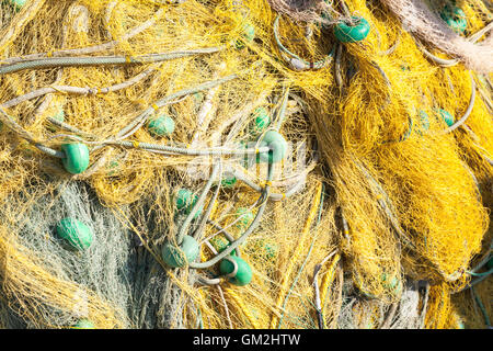 Gelb mit grünen Details Trocknen auf einem Pier, Hintergrundfoto Fischernetz Stockfoto