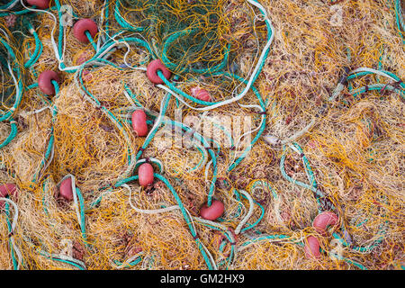 Bunte Fischernetz Trocknen auf einem Pier Foto Hintergrund Stockfoto