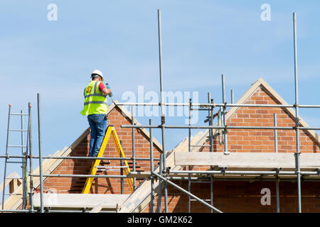 Dachdecker; neue Häuser bauen Entwicklung kurz vor dem Abschluss, mit vielen neuen Bauherren im Buckshaw Village, in der Nähe von Chorley, Lancashire, UK. Stockfoto