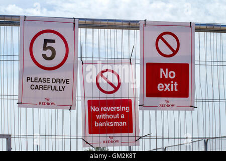 Keine Exit Please fahren Carefully No umkehren, ohne ein Banksman  Zeichen auf Redrow Baustelle in Chorley, Lancashire, UK Stockfoto