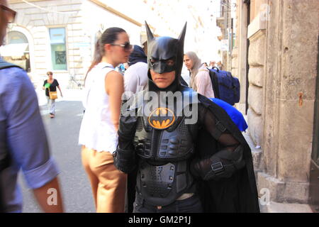 Eine Frau verkleidet als Batman, Rom, Latium, Italien, Europa Stockfoto