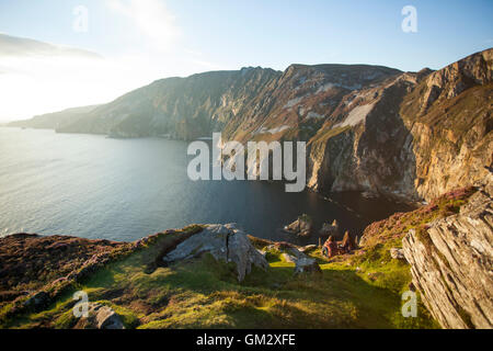 Zwei Personen Freunde den Sonnenuntergang am Sliabh Liag (Slieve League) Klippen im Co. Donegal Stockfoto