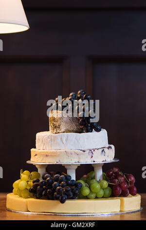 Ein Stapel von Käse mit Trauben bilden einen Kuchen bei einer Hochzeitsfeier Stockfoto