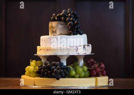 Ein Stapel von Käse mit Trauben bilden einen Kuchen bei einer Hochzeitsfeier Stockfoto