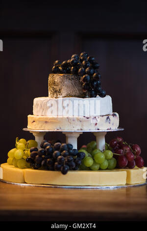 Ein Stapel von Käse mit Trauben bilden einen Kuchen bei einer Hochzeitsfeier Stockfoto