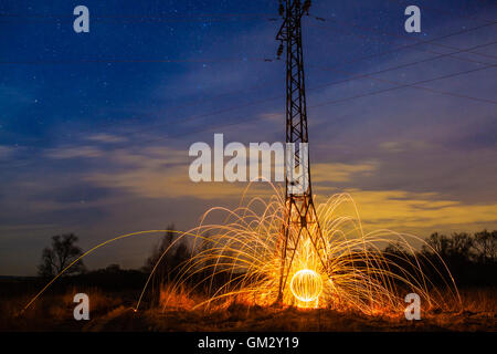 Nacht Herbstlandschaft und Funken aus dem brennenden Stahlwolle Stockfoto