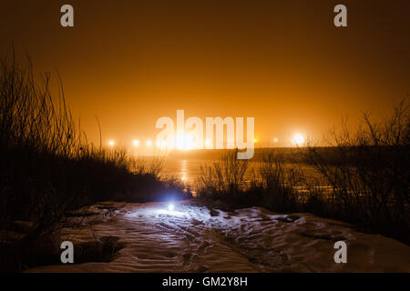 Nacht Winterlandschaft im Licht des vollen Mondes Stockfoto