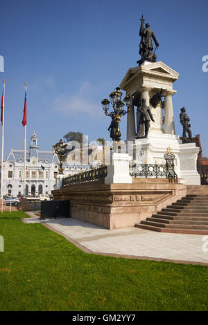 Monumento ein Los Heroes de Iquique in Plaza Sotomayor, Valparaiso, Chile Stockfoto