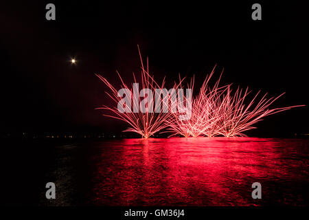 Feuerwerk im Wasser am Meer in der Nähe von Follonica, Italien Stockfoto