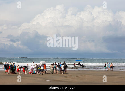 Menschen, die Wale zu beobachten, auf Uvita Beach, Marino Ballena Nationalpark, Pazifik-Küste, Costa Rica Mittelamerika Stockfoto