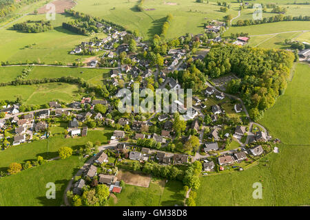 Luftbild, möglich Gold Dorf Wenden-Heid, Antoniuskirche Heid Kirche, Kontakt, Luftaufnahme von Wenden, Luftbild Stockfoto