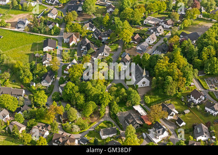 Luftbild, möglich Gold Dorf Wenden-Heid, Antoniuskirche Heid Kirche, Kontakt, Luftaufnahme von Wenden, Luftbild Stockfoto