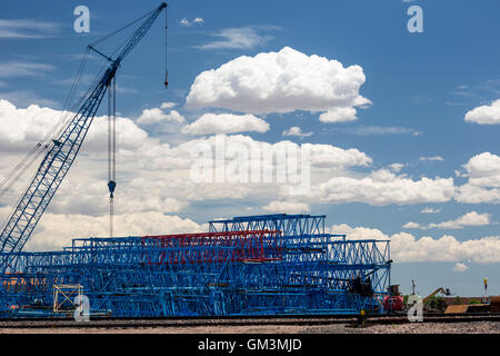 Denver, Colorado - Abschnitte des Kran-Ausleger bei einem Denver Hof gelagert. Stockfoto