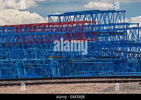 Denver, Colorado - Abschnitte des Kran-Ausleger bei einem Denver Hof gelagert. Stockfoto