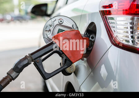 Kraftstoff-Düse Kraftstoff im Auto an Tankstelle hinzufügen Stockfoto