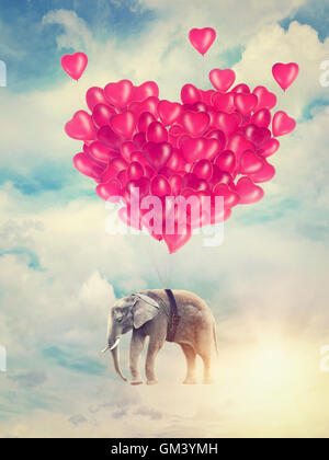 Elefant mit Luftballons in den Himmel fliegen Stockfoto