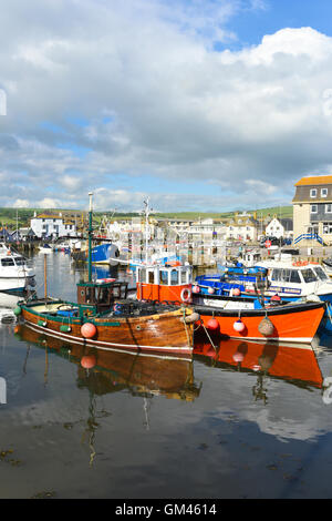 West Bay Hafenstadt mit Yachten und Fischerbooten in der Nähe von Bridport das Gateway für die Jurassic Coast.  Dorset, Vereinigtes Königreich, UK Stockfoto