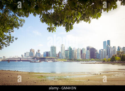 Die wunderschöne Skyline der Innenstadt von Vancouver, British Columbia, Kanada, vom Stanley Park aus gesehen. Stockfoto