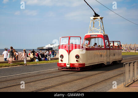 1934 30er Charlie Cairoli Red & Cream Blackpool Boat 227; Vintage Tram, fylde Coast, Tramway, Trolleybus, Trolleybusse oder Straßenbahn, mit den älteren rot-cremeweißen Livreen reist auf Blackpool seaf Stockfoto