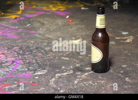 Leere Bierflasche links auf der Straße in Melbourne Australien Stockfoto