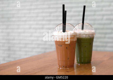 Milch Tee und Matcha-Grüntee-Smoothie auf Holztisch Stockfoto