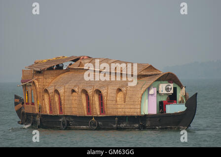 Hausboot in den Backwaters Keralas in Indien Stockfoto