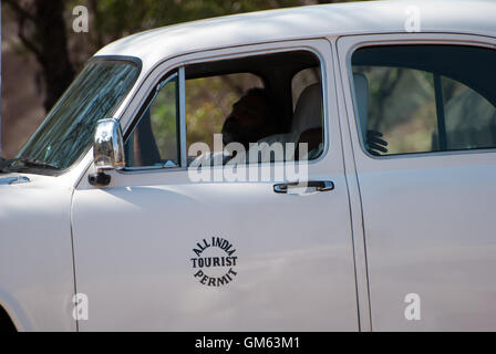 WhiteTaxi warten auf Tarif in Kerala, Indien. Stockfoto