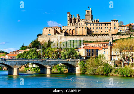 Die alte Bogenbrücke und die Kathedrale Saint-Nazaire in der Stadt Beziers Stockfoto