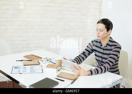 Frau mit TabletPC Stockfoto