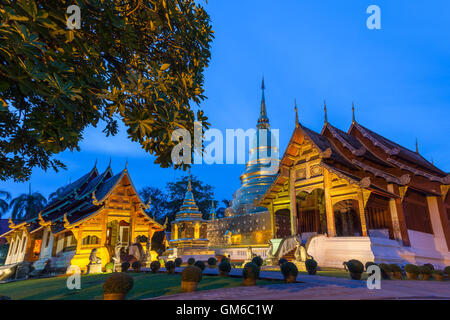 Abenddämmerung Blick auf den Tempel Wat Phra Singh, der am meisten verehrten Tempel in Chiang Mai, Thailand. Stockfoto