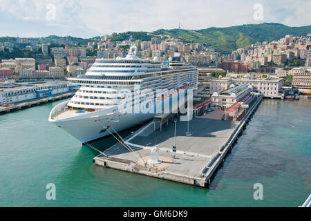Kreuzfahrtschiff MSC Fantasia am Kreuzfahrtterminal, Hafen von Genua, Italien Stockfoto