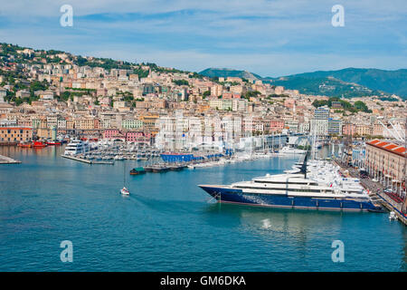 Der Hafen von Genua, Italien, ist die führende italienische Hafenstadt am Mittelmeer Stockfoto