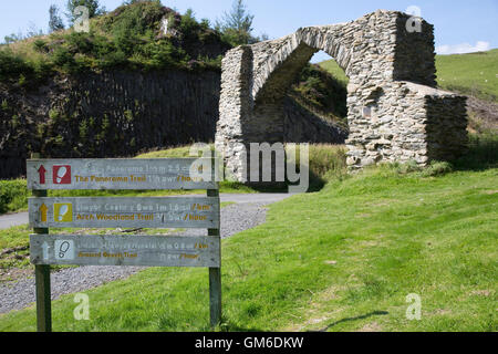 Altes Mauerwerk Gotischer Bogen Pontarfynachnear Devils Bridge Ceredigion Wales unterschreibt Wanderweg Stockfoto