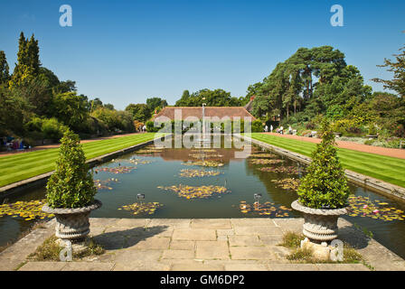 RHS Wisley Kanal und Loggia. Stockfoto