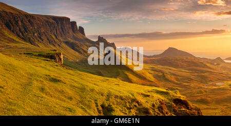 Sonnenaufgang über der Quiraing auf der Isle Of Skye in Schottland. Stockfoto