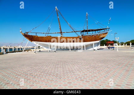 in Oman altes Boot auf dem Bürgersteig nahe dem Meer Stockfoto