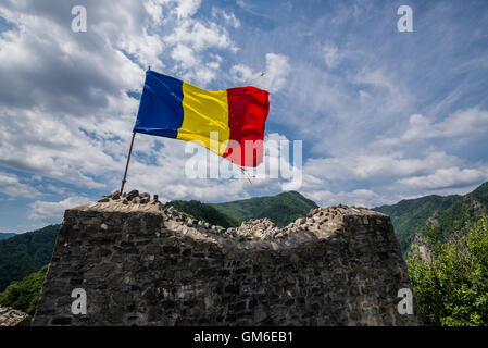 Burgruine Poenari auf Mount Cetatea in RomaPoenari Burg fordert auch Poenari Zitadelle Plateau des Mount Cetatea, Romaniania Stockfoto