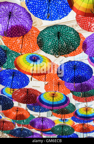 Detail des Schwebens Sonnenschirme Kunstinstallation in der Dubai Mall, Dubai, Vereinigte Arabische Emirate Stockfoto