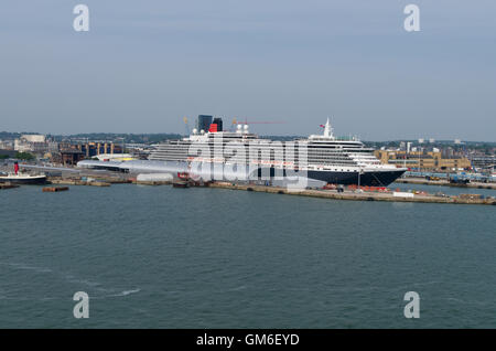 Das Kreuzfahrtschiff Queen Victoria, Teil der Cunard Line, vertäut im Hafen von Southampton, UK; Schuss aus der Arcadia. Stockfoto