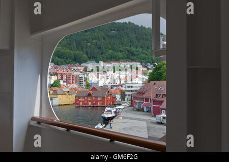 Die Aussicht vom Deck des Kreuzfahrtschiffes Arcadia über das bunte Haus von Bergen, Norwegen. Stockfoto