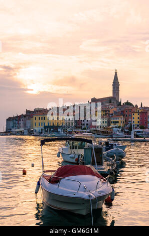 Sonnenuntergang über festgemachten Boote und bunten verwitterte Gebäude der Altstadt von Rovinj, Istrien, Kroatien Halbinsel Stockfoto