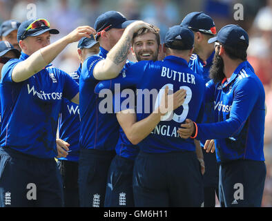 Englands Mark Wood (Mitte) feiert das Wicket von Pakistans Sharjeel Khan während der Royal London One Day International in der Ageas Bowl, Southampton nehmen. Stockfoto