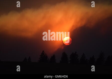 Rauch gefüllten Sonnenuntergang. Stockfoto